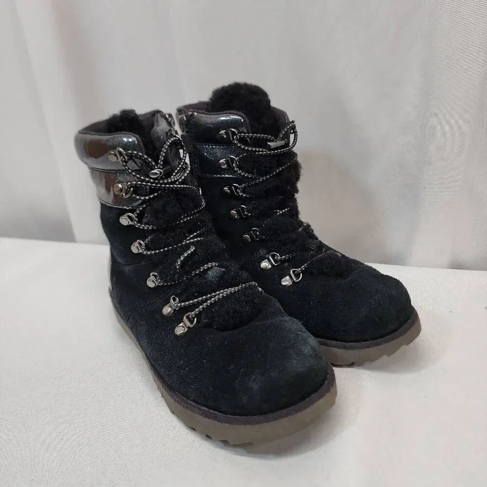 UGG 1019703K  Viki Patent Leather Girls BLACK SHEEPSKIN Boots Size 4 winter